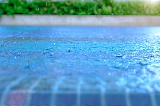 Влияние дождя на воду в бассейне | Про бассейны