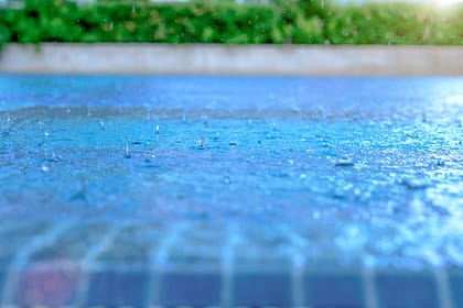 Влияние дождя на воду в бассейне | Про бассейны