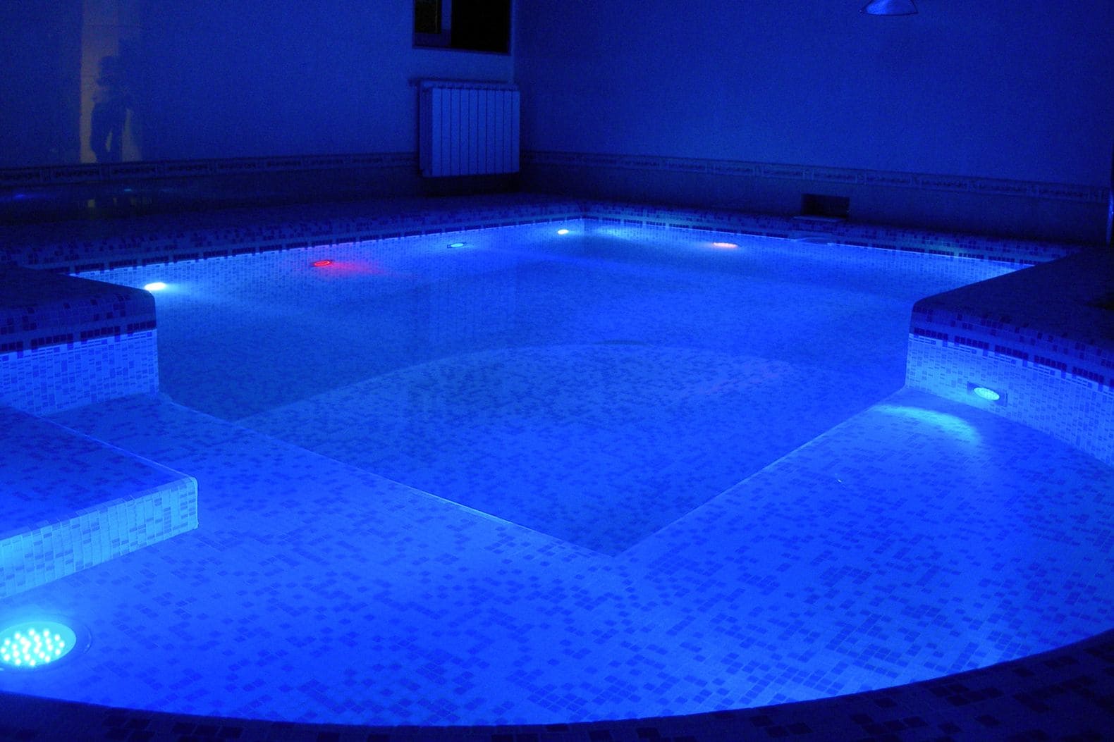 Светодиодные фонари для бассейнов