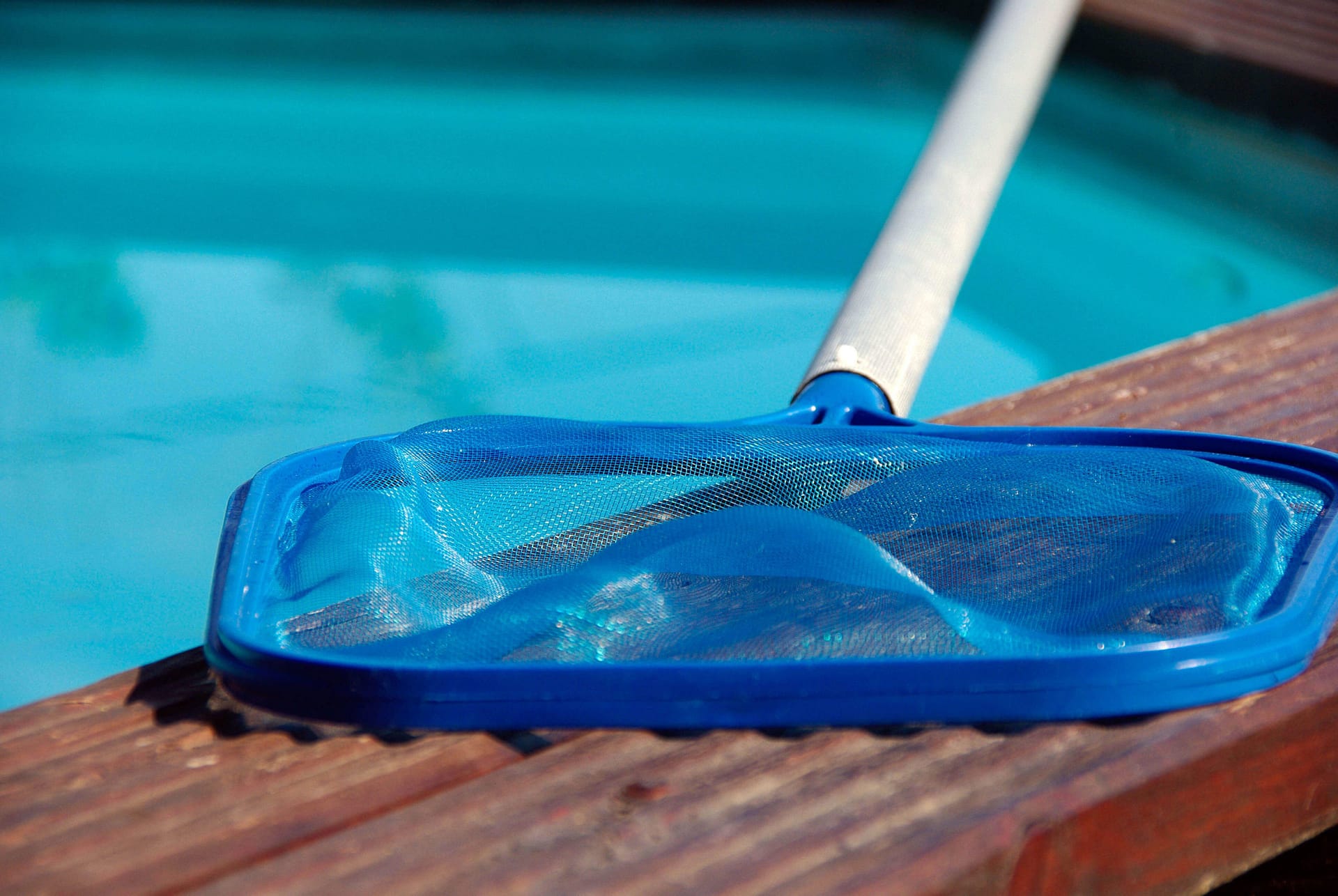 Как очистить бассейн, не сливая воду